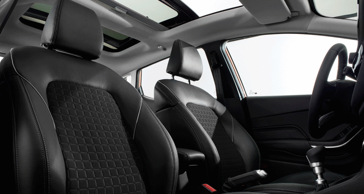 ford_fiesta2016_titanium_front_seat_row_panoramic_roof_01