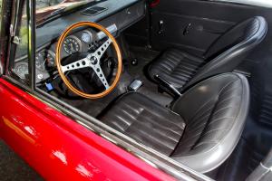 Sport-Stüberl: Das klassische Holz-Lenkrad und der freiliegende Schalttunnel ohne Konsole sind Merkmale der dynamischen Giulia-Variante GTA