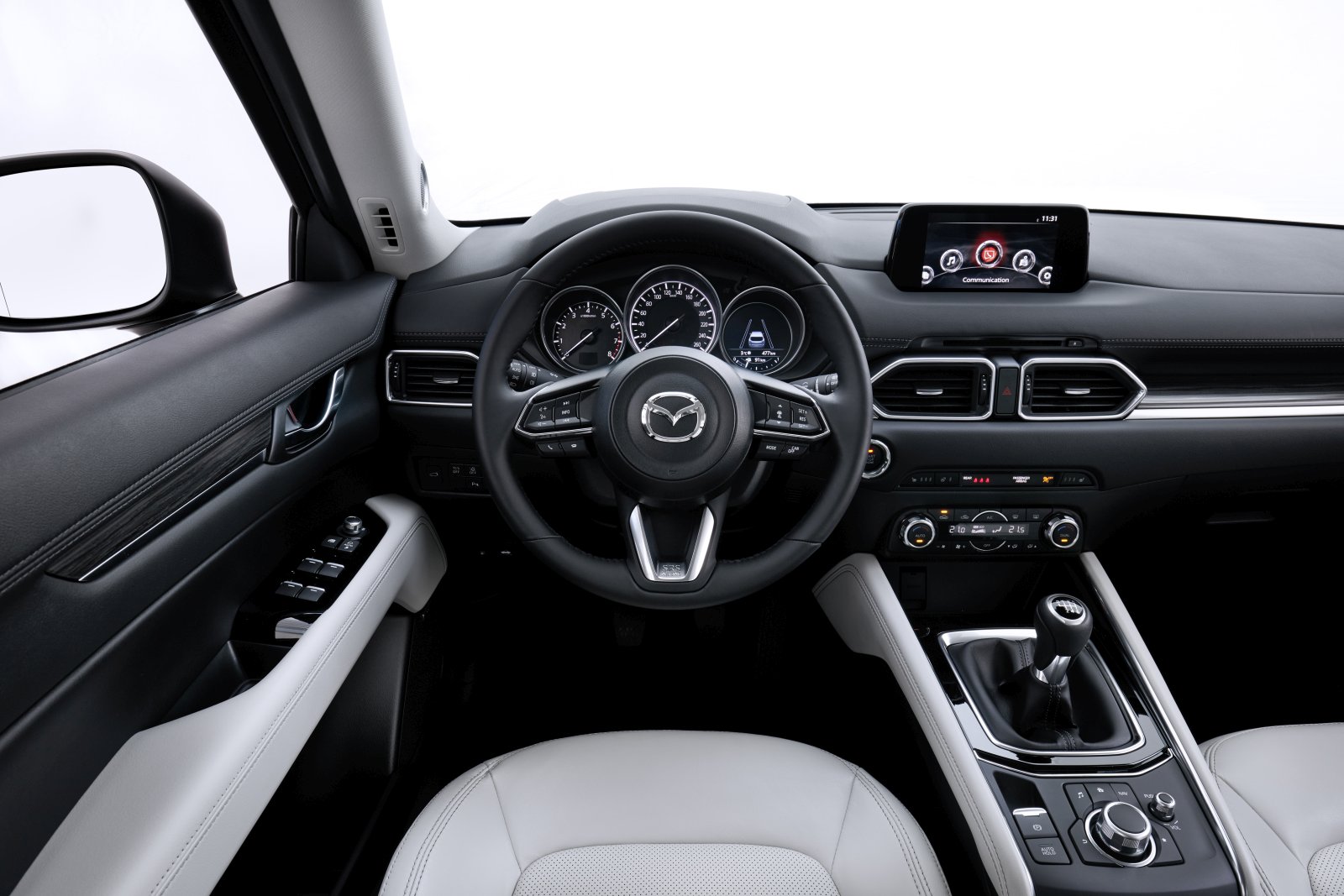 Das horizontale Layout des Armaturenbretts schafft einen weiten, geräumigen Eindruck. Am Wettrüsten der Display-Durchmesser beteiligt sich Mazda nicht.