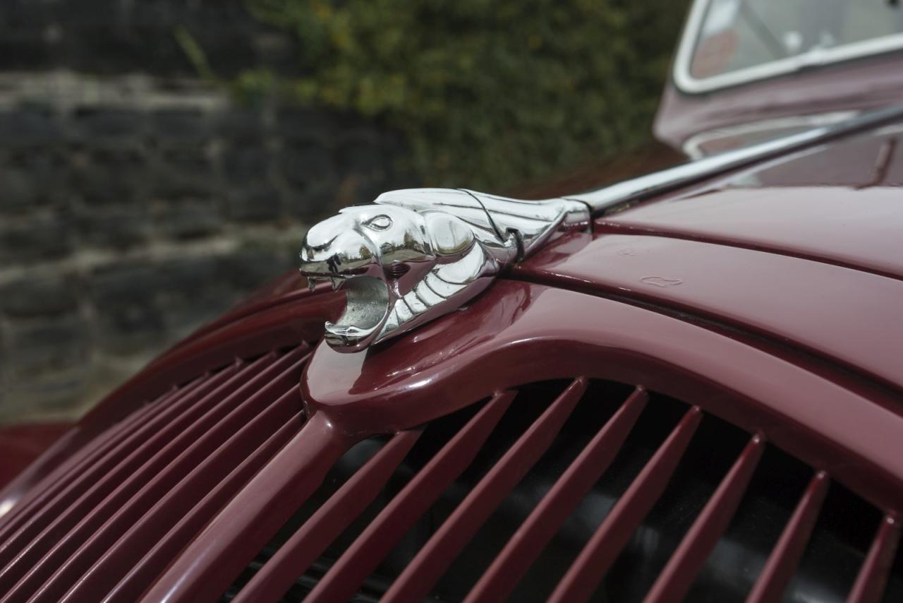 Der Löwenkopf als Wahrzeichen  von Peugeot verdreht sich zum Haubenöffnen. Den anmutigen 605 der 90er- und 607 der Nuller-Jahre fehlte genau so ein Gadget, um sie vom Kompaktwagen-Stigma mit boxendem Löwen in Plastikchrom abzuheben. Kann ja noch werden – vielleicht irgendwann beim 608?