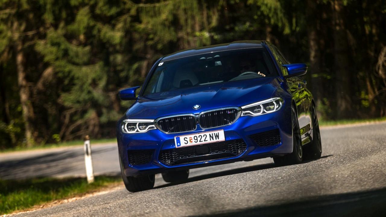 Blaue Sau, wenn man will: Der BMW M5 kann kreuz- brav an der Leine geführt werden, muss es aber nicht. Fast jeder denkbare Charakter ist auf Knopf- druck definierbar.