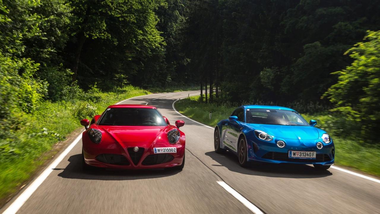 Ideallinientreu: Auf verwinkelten Landstraßen fühlen sich die Mittelmotor-Sportwagen Alfa Romeo 4C und Alpine A110 am wohlsten. Ein Duell zum Thema, wer besser die Kurve kratzt.