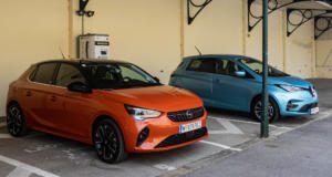 Elektroautos Opel Corsa-e und Renault ZOE an Ladesäule