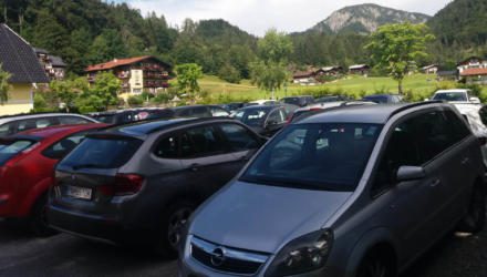 Hotelparkplatz voll mit Autos